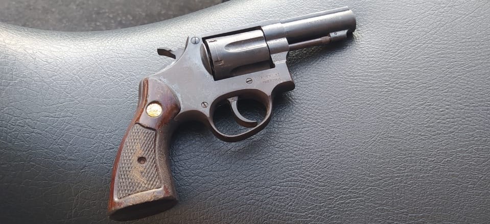 Dois homens são presos com arma e moto roubada em distribuidora de bebidas 