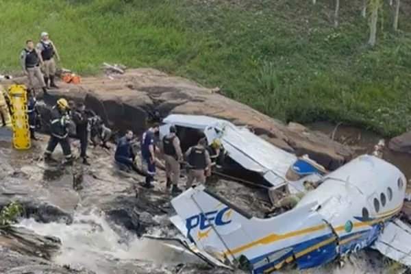 Avião com cantora  Marília Mendonça cai no interior de Minas Gerais
