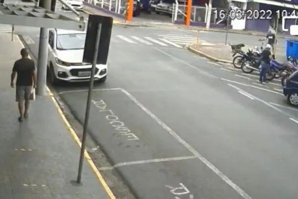 Com medo homem saca arma, atira e mata cadela no meio da rua; veja o vídeo do momento