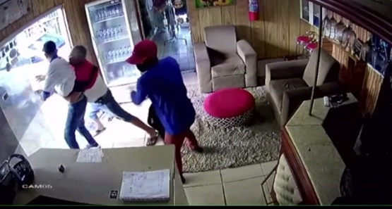Empresário reage a roubo e ladrões  fogem sem levar nada na capital; veja o vídeo