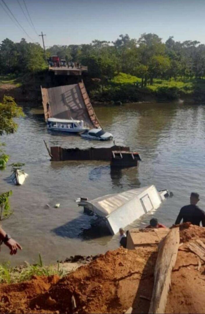 Ponte se rompe ao meio e corpos ficam espalhados no rio; veja o vídeo
