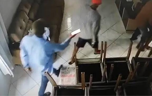 Família é trancada em banheiro durante assalto em residência 
