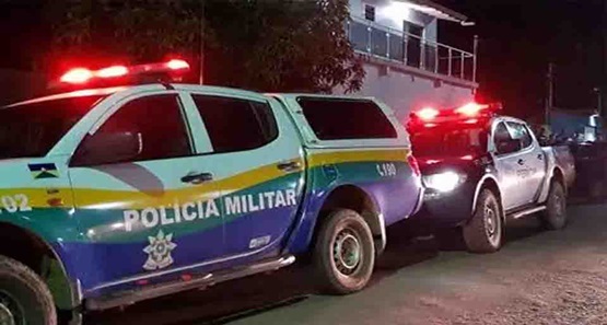 Motorista de ônibus reage a roubo e “prende” ladrão dentro do veículo