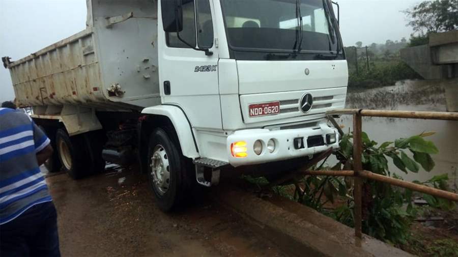 Caminhão bate em cabeceira de ponte em Rondônia 