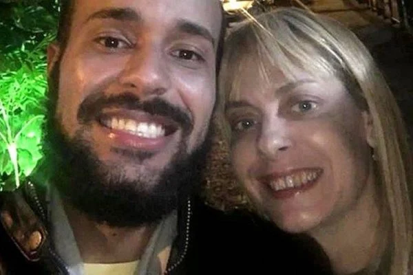 Mãe e filho passaram dois dias com corpo de dubladora morta em casa, afirma polícia